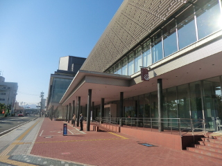 ../東広島芸術文化ホールくらら正面玄関付近