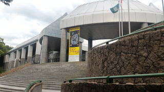 広島市現代美術館と「モダンアート再訪」垂れ幕