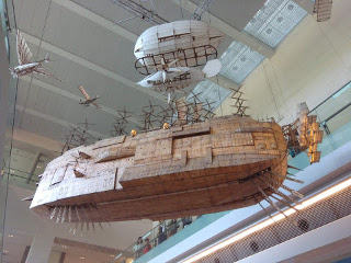 3階の吹き抜けの天井から吊り下げてある飛行船の模型の展示