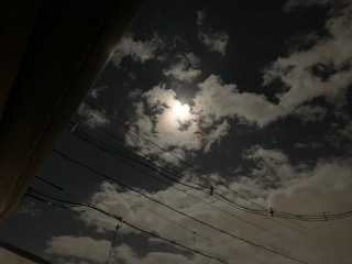 夜の雲と月