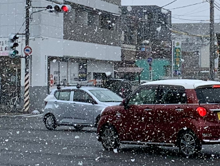 ../雪降りの交差点の雪