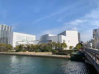 中島神崎橋より広島文化学園HBGホールを望む
