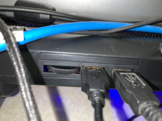 ノートクーラーのファン回転数調整ダイヤルと給電用USB-Aとその代わりのUSB-Aコネクタ