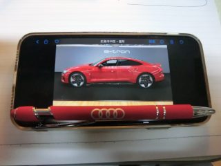 Audi RS e-tron GTとボールペン